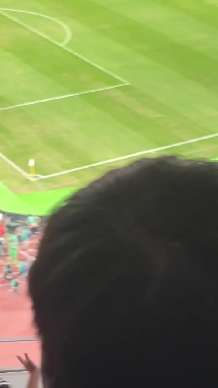 还算和谐!国足赛后谢场时,现场实拍日本球迷纷纷鼓掌